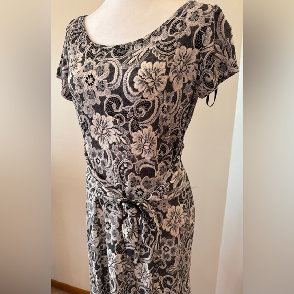 Elegant Floral Lace Dress - Picture 5 of 7